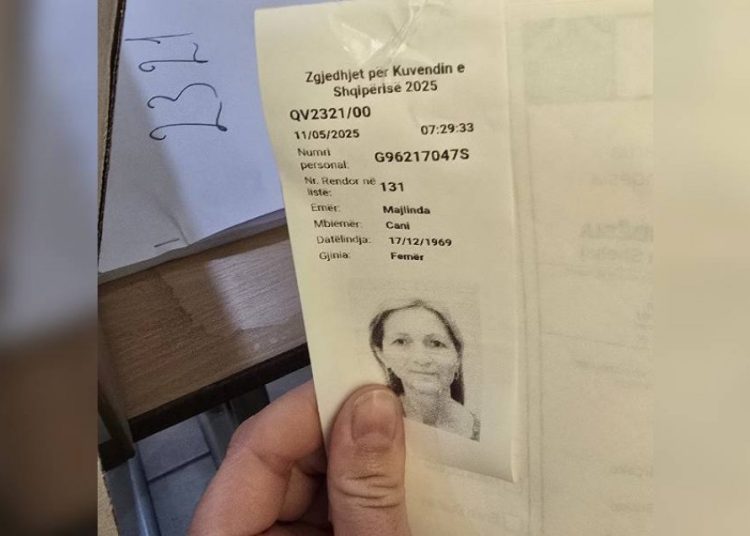 Incident në Elbasan, votuesja fotografon votën, bllokohet nga komisionerët
