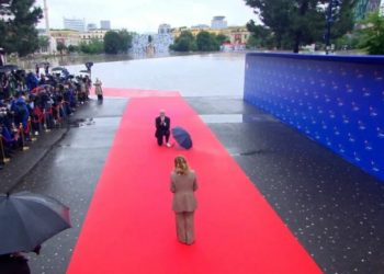 Qesharak – Nuk ndalet tallavaja e Ramës as gjatë samitit/ I ulet në gjunjë Melonit…