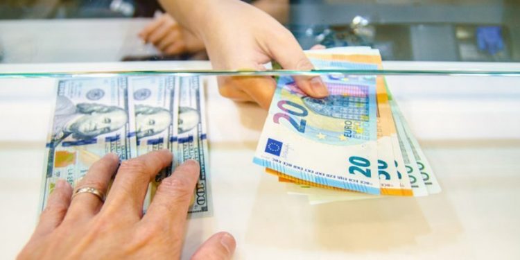 Çfarë po ndodh sot me monedhat e huaja? Ja me sa po blihen dhe shiten dollari dhe euro