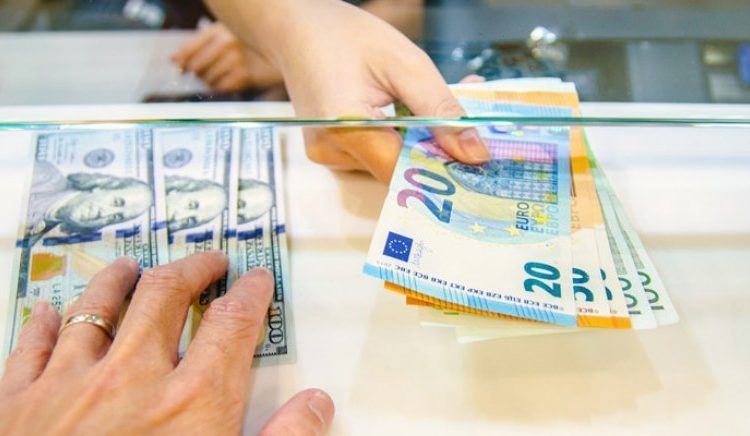 Çfarë po ndodh sot me monedhat e huaja? Ja me sa po blihen dhe shiten dollari dhe euro