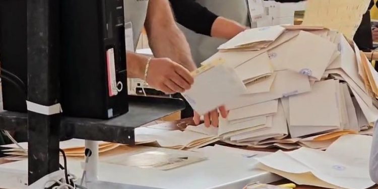 Në Tiranë numërohen votat në 466 kuti/ PS ka 48.9 për qind, PD-ASHM 34.4 për qind