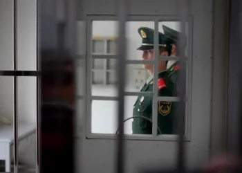 “Fillon të çmendesh”/ Nga torturat te lojërat psikologjike, te mungesa e ushqimit dhe higjienës! Dëshmia e australianit që mbijetoi pesë vjet në një burg kinez