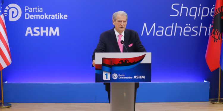 Berisha: Vendimet politizuese të administratës Biden, që ndëshkonin opozitën konservatore, përfunduan njëlloj si ai firmosi