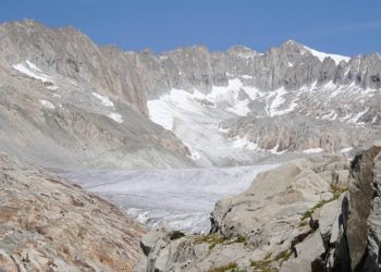 Një akullnajë “varrosi” një pjesë të fshatit zviceran