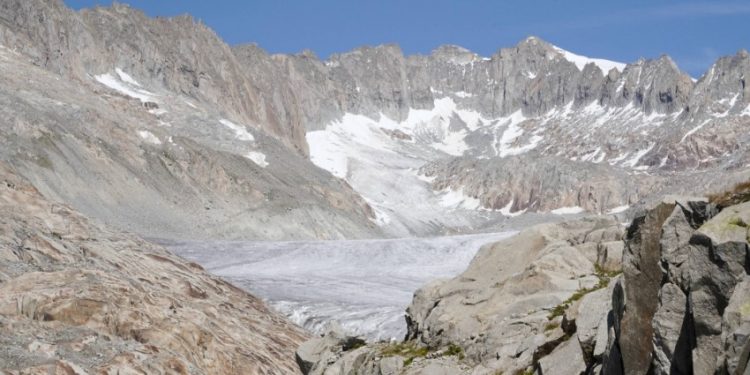 Një akullnajë “varrosi” një pjesë të fshatit zviceran