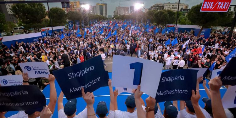 Mitingu përmbyllës i fushatës së PD-së: Mijëra qytetarë mbushin Bulevardin e Tiranës