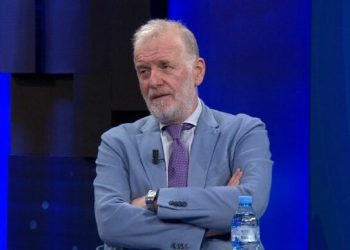 Mori pjesë në marshimin e LGBT/ Genc Pollo ‘shpërthen’ ndaj ambasadorit të BE: Pse nuk merr pjesë në marshimet pro familjes?