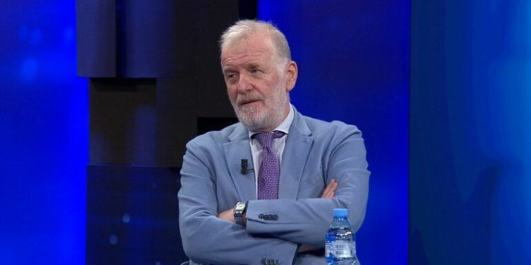Mori pjesë në marshimin e LGBT/ Genc Pollo ‘shpërthen’ ndaj ambasadorit të BE: Pse nuk merr pjesë në marshimet pro familjes?