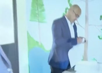 Kapen fletë votimi false në një lokal në Elbasan