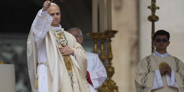 Nis kurorëzimi i Papa Leo XIV në Bazilikën e Shën Pjetrit, 250 mijë besimtarë dhe personalitete të rëndësishëm marrin pjesë në ceremoni