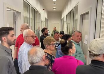 Vonesa në nisjen e procesit të votimit në disa qendra në Tiranë