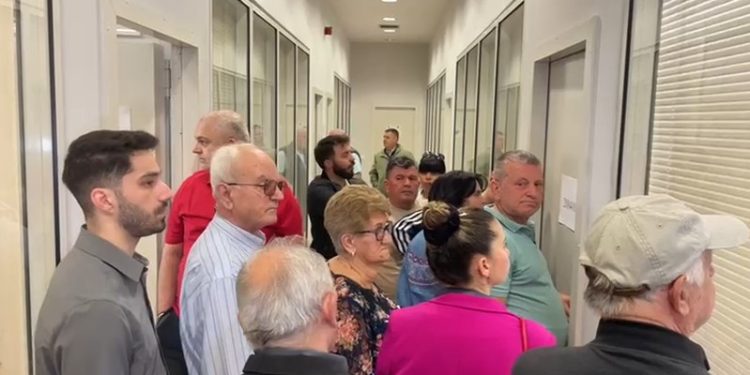 Vonesa në nisjen e procesit të votimit në disa qendra në Tiranë