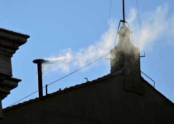 Bota me Papë! Tymi i bardhë pritet me brohoritje në Vatikan