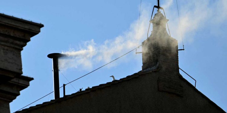 Bota me Papë! Tymi i bardhë pritet me brohoritje në Vatikan