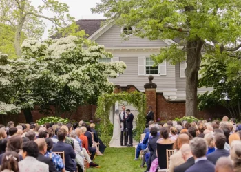 Dasma e Alex Soros dhe Huma Abedin/ Vogue ndan pamje nga ceremonia martesore, mes tyre dhe foto të Ramës me dhëndrin