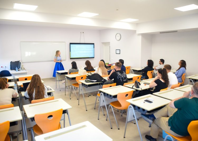 Një kontribut i ri në drejtësi – Artela Roshi mban diplomën me temë “Drejtësia Tranzitore në Shqipëri”, merr vlerësimin maksimal në Universitetin Epoka