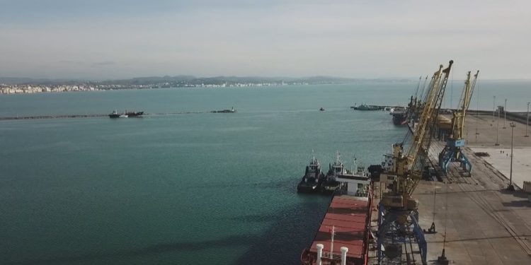 Motori i ujit u fik në mes të detit në Durrës, një turist vdes, një tjetër dërgohet në spital