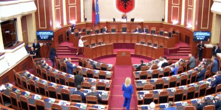 Me 71 vota, Parlamenti i Shqipërisë miraton ndryshimet në buxhetin e vitit 2025 dhe marrëveshjen e sigurisë me Ukrainën
