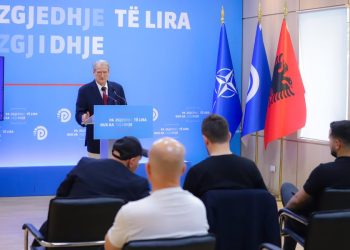 Denoncimet e Berishës për zgjedhjet: Punonjësit e shtetit iu mblodhën kartat qytetarëve