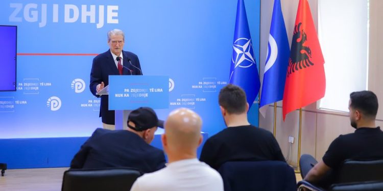 Denoncimet e Berishës për zgjedhjet: Punonjësit e shtetit iu mblodhën kartat qytetarëve