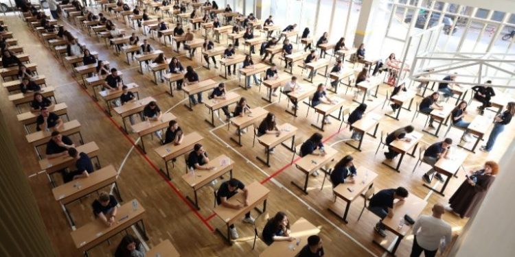 27 mijë maturantë testojnë sot njohuritë në Gjuhë Shqipe dhe Letërsi