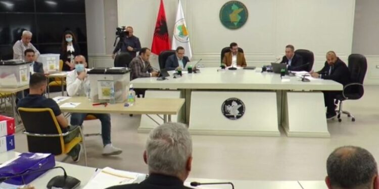 KAS vendos hapjen e 229 kutive të materialeve zgjedhore të Qarkut Vlorë