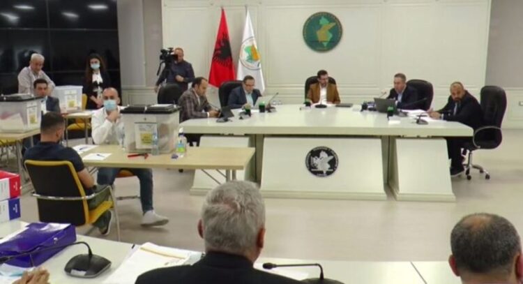 KAS vendos hapjen e 229 kutive të materialeve zgjedhore të Qarkut Vlorë