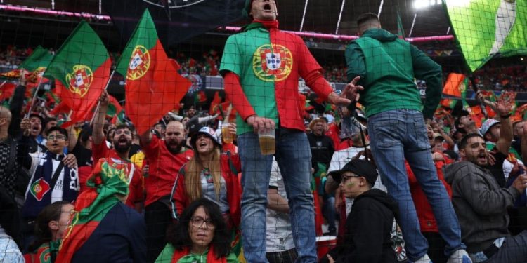 Tragjedi në finalen Portugali-Spanjë, tifozi bie nga tribuna e Allianz Arena dhe humb jetën