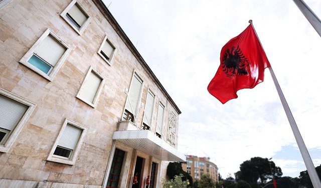 Nga AKU tek IKMT/ Cilat janë 14 institucionet që do “të shkrijë” qeveria?