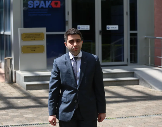 “Firmosnim si delet, lekët i merrnin ata”, përgjimet që fundosin skemën korruptive të Jonaid Myzyrit