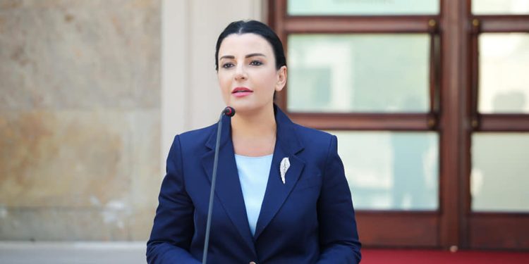 Vota në dorë të nuses/ Perlat e Fierit në ‘Laptopin e Lubisë’: Kur nevoja bëhet ‘mall’ politik