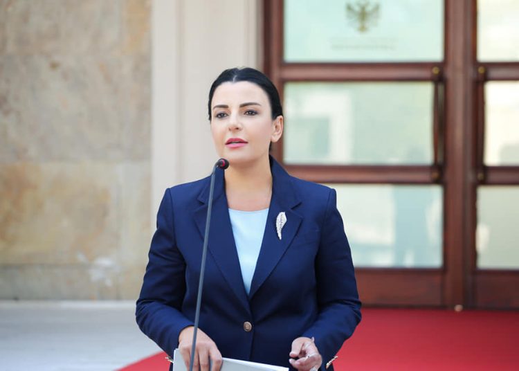 Vota në dorë të nuses/ Perlat e Fierit në ‘Laptopin e Lubisë’: Kur nevoja bëhet ‘mall’ politik