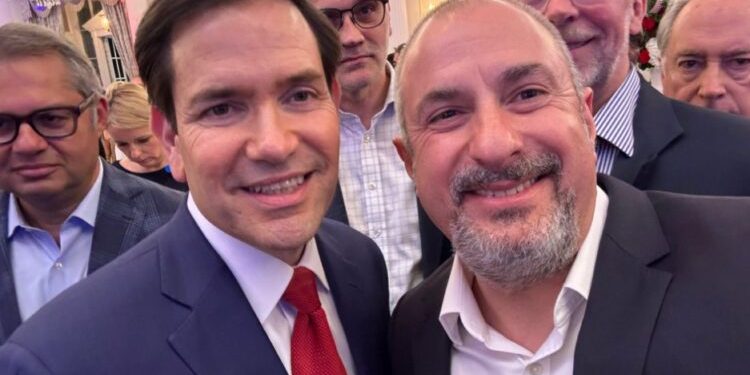 Ambasadori shqiptar selfie si adoleshent me Marco Rubion: E ftova në emër të Ramës
