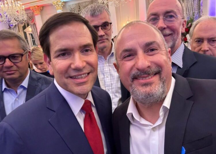 Ambasadori shqiptar selfie si adoleshent me Marco Rubion: E ftova në emër të Ramës