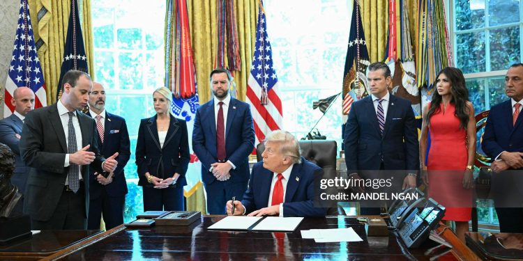 Trump nënshkruan urdhër ekzekutiv: 1 vit burg kush djeg flamurin amerikan