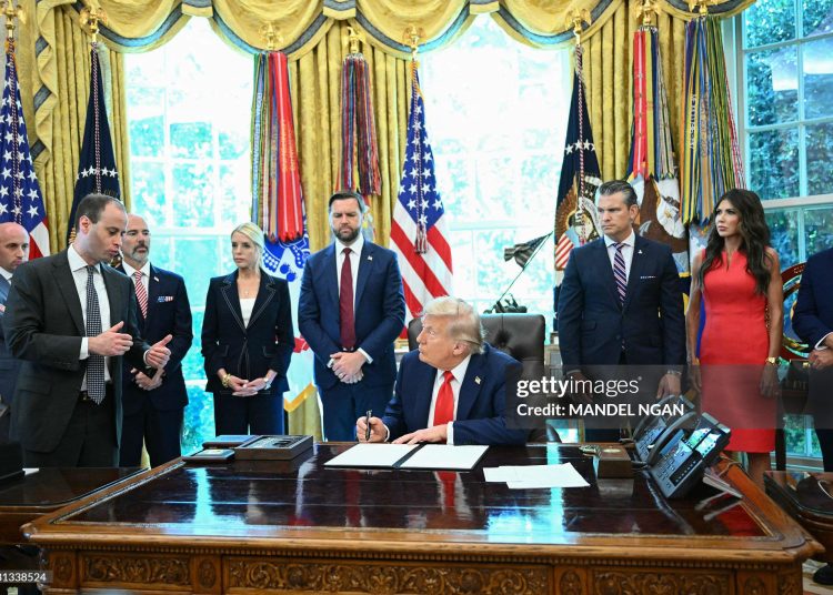 Trump nënshkruan urdhër ekzekutiv: 1 vit burg kush djeg flamurin amerikan