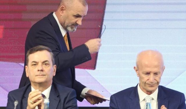 Tre vjet burg nëse tallesh dhe përbuz “udhëheqësit”