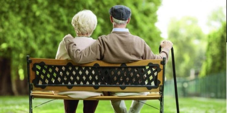 Vështirësohet pleqërimi, rritet me shpejtësi hendeku mes pensionit mesatar dhe pagës mesatare