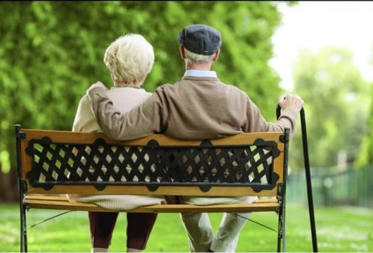 Vështirësohet pleqërimi, rritet me shpejtësi hendeku mes pensionit mesatar dhe pagës mesatare