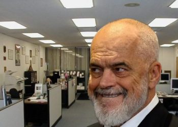 Para zgjedhjeve, administrata publike u ‘fry’ me drejtues, bien nëpunësit e thjeshtë