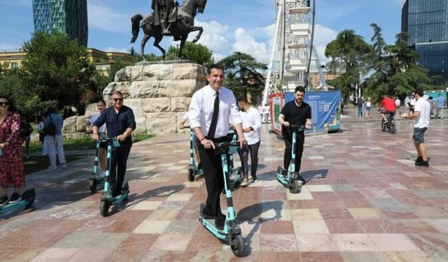 Politika që i promovoi, sot i ndalon. Si reklamoheshin 1 vit më parë nga Veliaj monopatinat elektrike