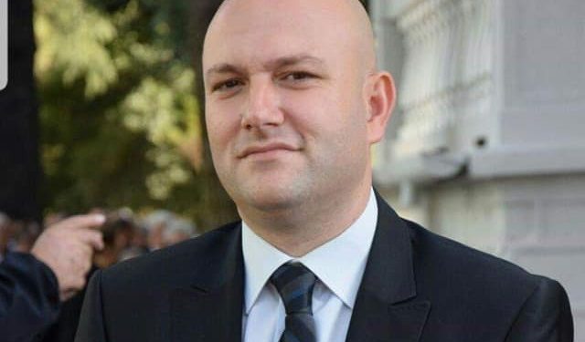 Koha për të larguar pisanjosët dhe pastrorët e llumit shumëvjeçar të Qeveratriçes Shqiptare