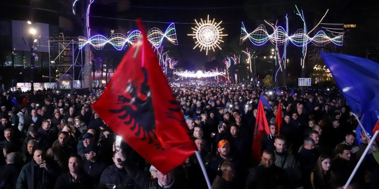 PROTESTË para kryeministrisë/ Opozita thërret qytetarët për largimin e narkodiktatorit Edi Rama