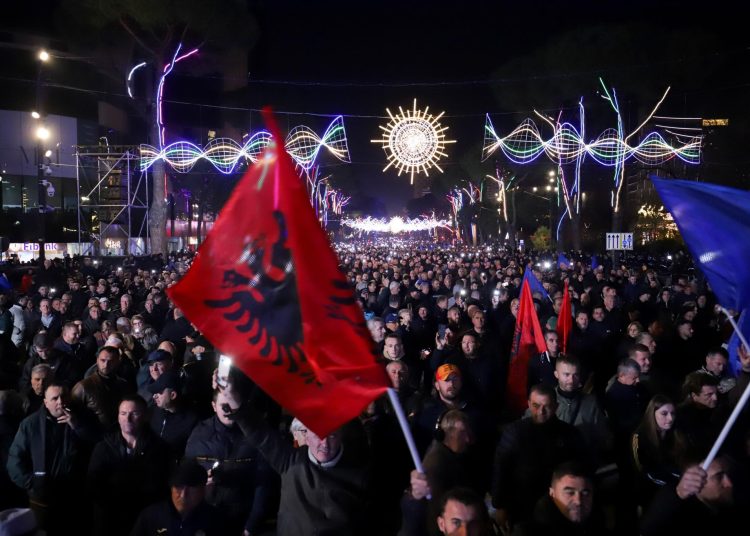 PROTESTË para kryeministrisë/ Opozita thërret qytetarët për largimin e narkodiktatorit Edi Rama