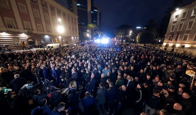 Pjesëmarrje masive në protestë, qindra qytetarë para Kryeministrisë