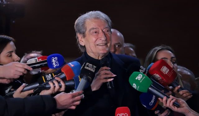 Berisha merr flamurin kombëtar në dorë: Siç përcollëm Lubinë, do të përcjellim edhe Edi Ramën
