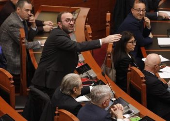 Skandali në Kuvend/ Fyerja ndaj Vokshit kalon pa ndëshkim, përjashtohet Bardhi dhe Balliu