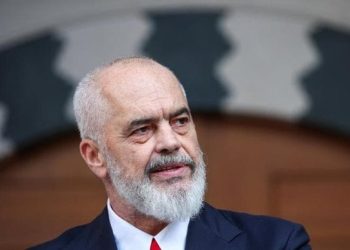 Fshati digjet, Rama krihet… qytetarët ‘mbërthejnë’ kryeministrin në komente: Çmimet në qiell, spitalet pa analiza