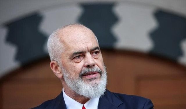 Fshati digjet, Rama krihet… qytetarët ‘mbërthejnë’ kryeministrin në komente: Çmimet në qiell, spitalet pa analiza