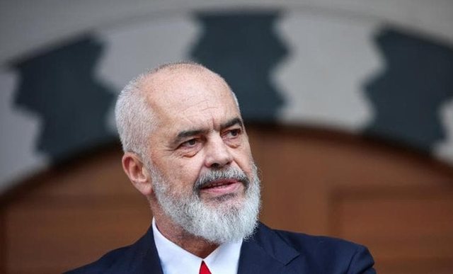 Fshati digjet, Rama krihet… qytetarët ‘mbërthejnë’ kryeministrin në komente: Çmimet në qiell, spitalet pa analiza